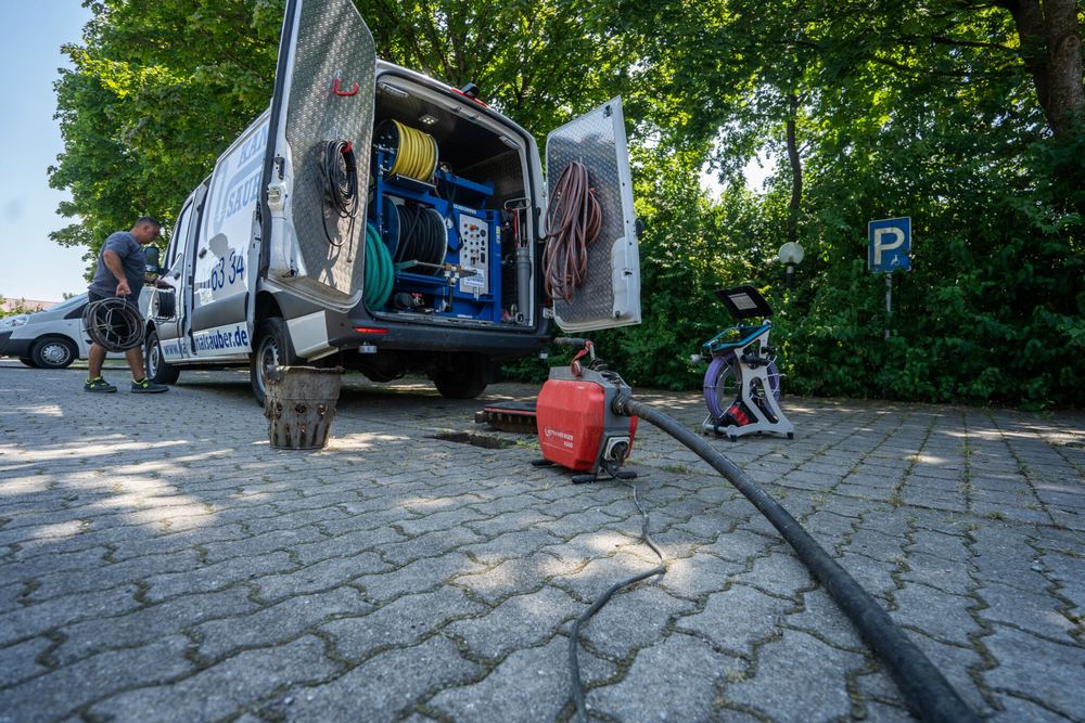 Unser Servicefahrzeug mit Spültechnik im Einsatz